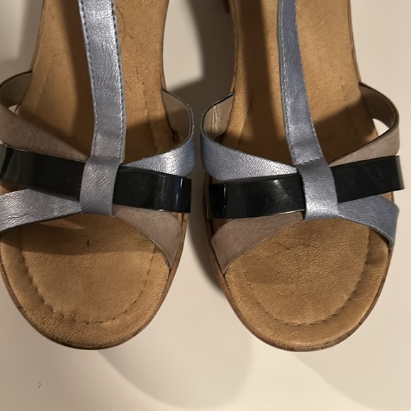 Women’s casual t-strap sandals. Size 40 or 8.5 - Picture 6 of 7